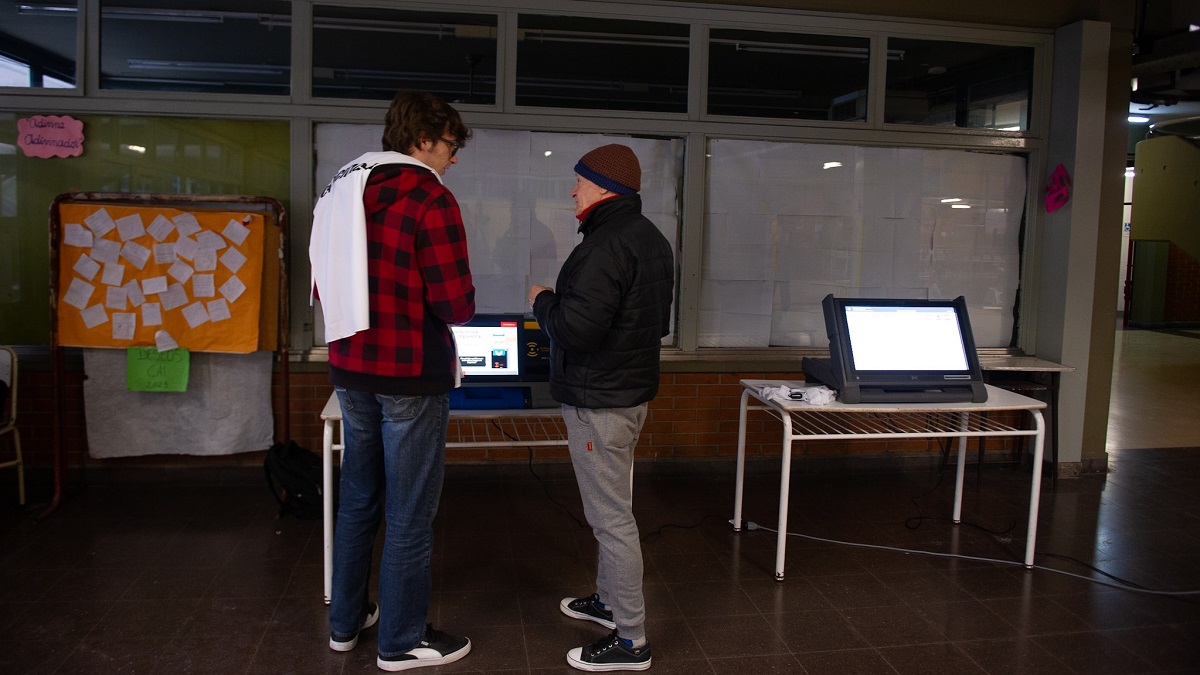 Las máquinas de votación electrónica reportaron dificultades en el proceso de instalación, en los comicios de la Ciudad Autónoma de Buenos Aires (CABA). Foto Télam.