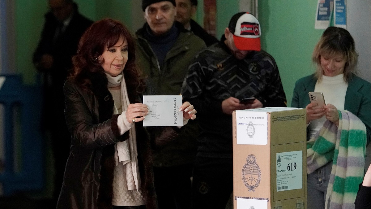 Cristina Kirchner regresa a Buenos Aires para planificar estrategias luego de votar en Santa Cruz y analizar los resultados de las elecciones. Foto Télam.