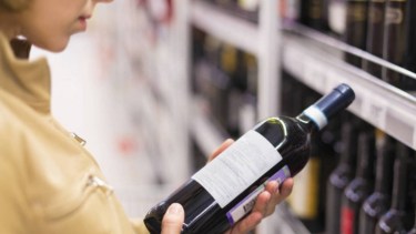 Está prohibido tener abiertas las casas destinadas al expendio de cualquier clase de bebidas alcohólicas. Foto Archivo.