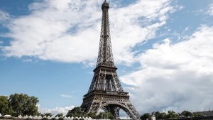 Policía francesa evacuó la Torre Eiffel por una falsa amenaza de bomba