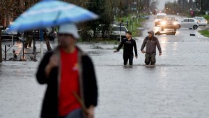 Caída de granizo y fuerte temporal dejó barrios inundados en La Plata