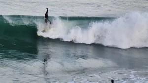 Video| Marea alta, viento y estas olas: así vivieron el «finde» XL los surfistas en Las Grutas