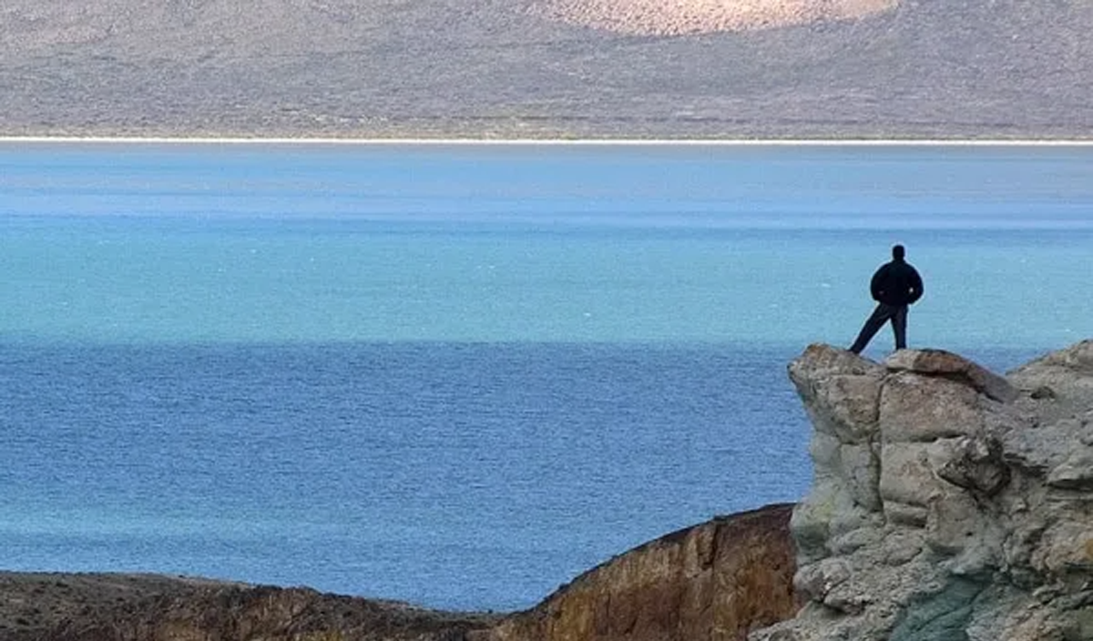 Una confluencia de dos lagos salvajes, el Posadas y el Pueyrredón, sucede en el paisaje agreste de una de las regiones más inhóspitas y menos visitadas de la Patagonia Austral. 