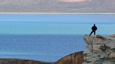 Una confluencia de dos lagos salvajes, el Posadas y el Pueyrredón, sucede en el paisaje agreste de una de las regiones más inhóspitas y menos visitadas de la Patagonia Austral. 