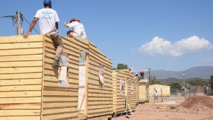 Techo comenzó con la construcción de viviendas en Cipolletti por la emergencia habitacional