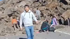 Derrumbe en Neuquén: mirá el video del rescate de la nena en el cerro de Chos Malal