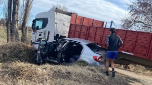 Impactante choque entre un camión y un auto sobre la Ruta 65 en Fernández Oro