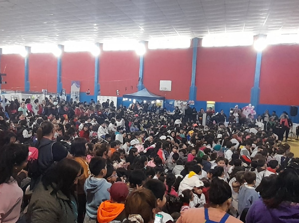 La Feria del Libro se desarrolló en el Polideportivo N°1 de Cinco Saltos. Foto: Gentileza.