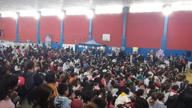 La Feria del Libro se desarrolló en el Polideportivo N°1 de Cinco Saltos. Foto: Gentileza.