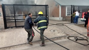 Impactante incendio en una vivienda de Catriel