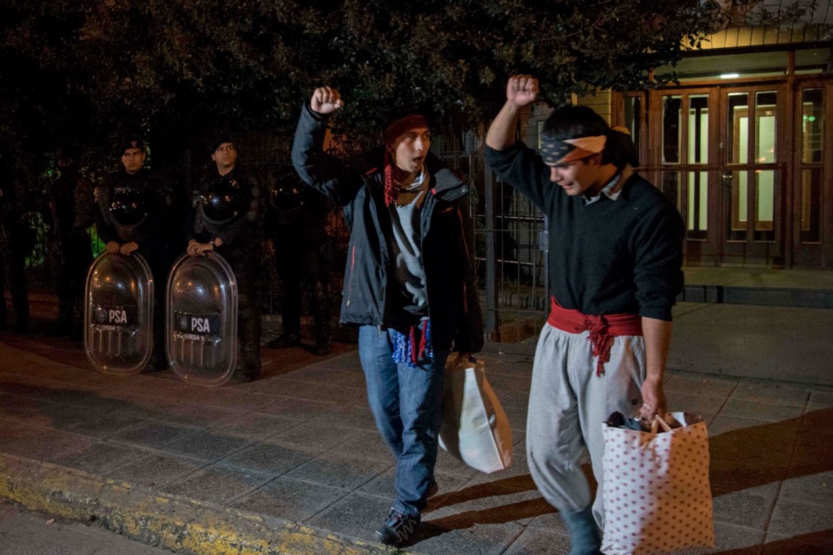 El 29 de noviembre de 2017, Fausto Jones Huala y Lautaro Alejandro González (a la derecha) recuperaron la libertad, pero quedaron imputados por usurpación y atentado agravado contra la autoridad por el uso de armas. (foto de archivo)
