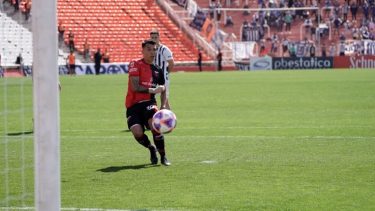 Rubén Botta erro un penal en el inicio del encuentro ante Talleres. (Foto: El Litoral)