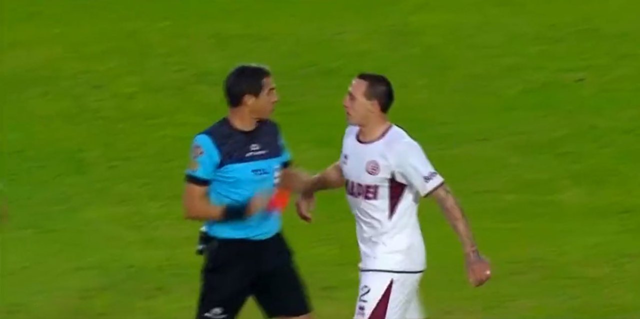 Cristian Lema protagonizó un violento cruce con el árbitro Pablo Echavarría. (Foto: Captura de TV)