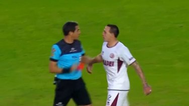 Cristian Lema protagonizó un violento cruce con el árbitro Pablo Echavarría. (Foto: Captura de TV)