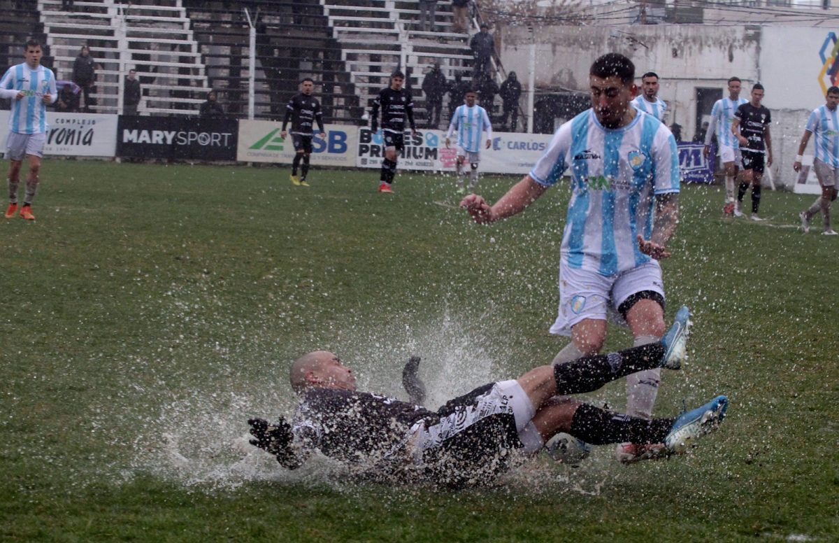 La lluvia complicó el partido en La Visera. (Foto: Oscar Livera)