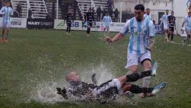 La lluvia complicó el partido en La Visera. (Foto: Oscar Livera)