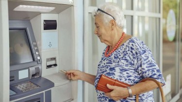 Jubilados y pensionados percibirán un aumento en sus sueldos durante septiembre.-