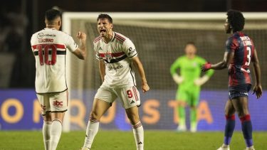 Luciano y Calleri, los gritos paulistas que eliminaron al Ciclón. (AP)