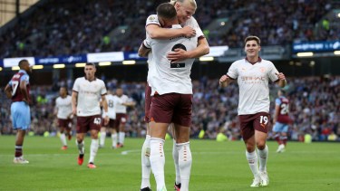 Erling Haaland facturó por duplicado y Julián Álvarez dio una asistencia en el triunfo del City. (Nigel French/PA via AP)