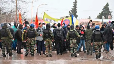 Hubo un clima de tensión el jueves, mientras se desarrollaba la audiencia pública en Sierra Grande // Foto: Florencia Salto