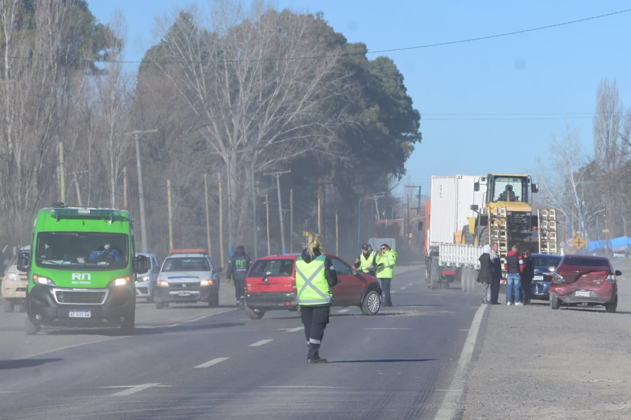 El accidente ocurrió cuando dos autos esperaban para pasar el semáforo. Foto: Andres Maripe.