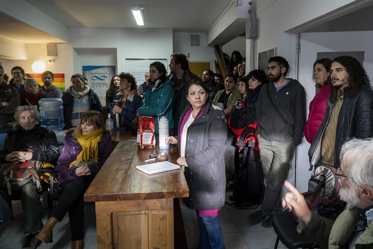 Investigadores, becarios, profesores y personal administraftivo participó este viernes de la asamblea en defensa del Conicet en Bariloche (Marcelo Martinez / Patagonia)