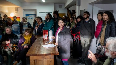 Investigadores, becarios, profesores y personal administraftivo participó este viernes de la asamblea en defensa del Conicet en Bariloche (Marcelo Martinez / Patagonia)