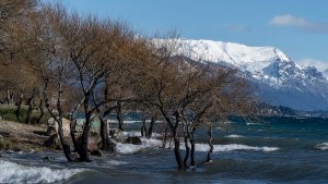 El nivel del lago Nahuel Huapi está casi un metro por encima del promedio histórico