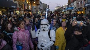 Los fanáticos de los «anime» aportaron color y magia al cierre de la Fiesta Nacional de la Nieve en Bariloche