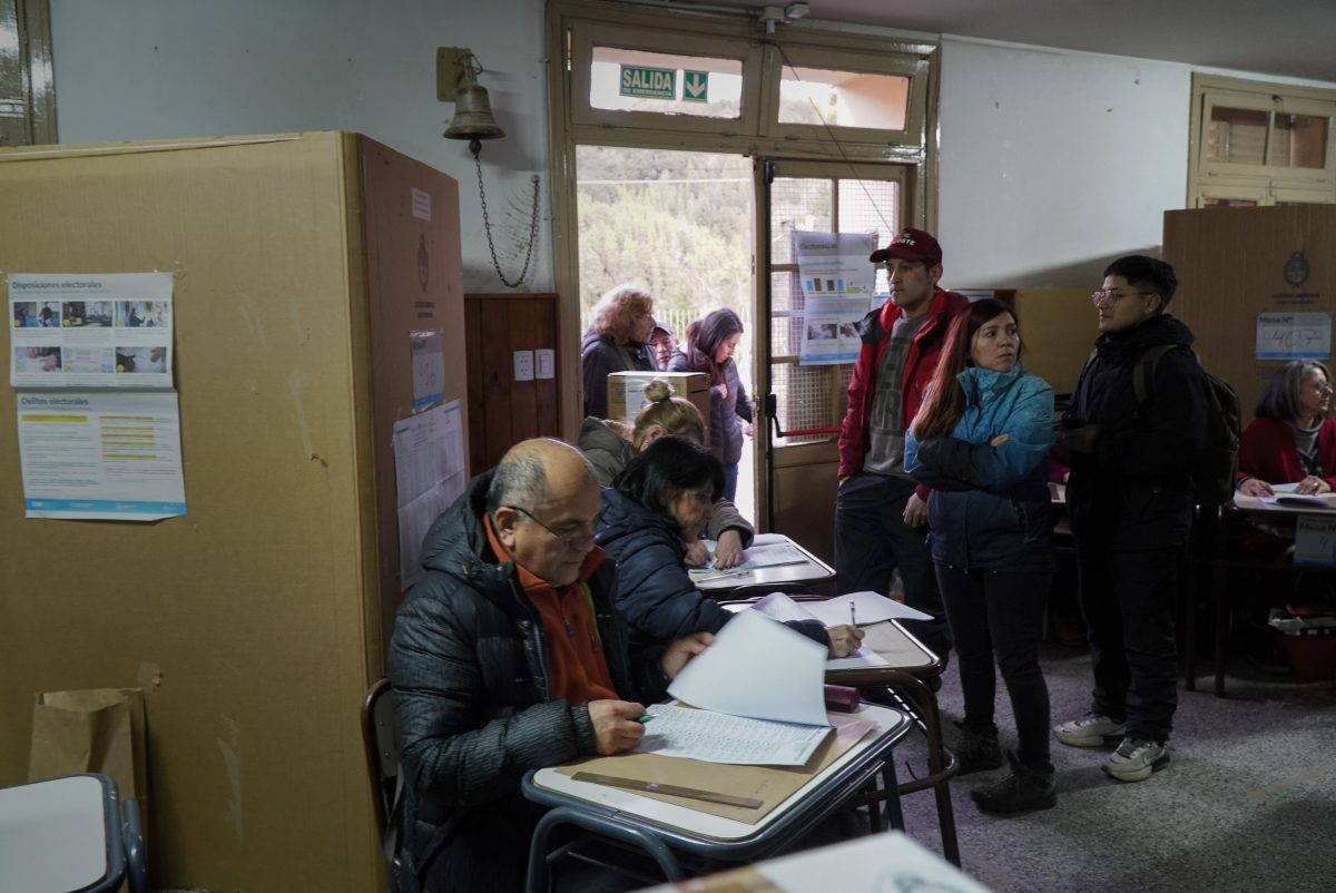 Recién a media mañana estaban todas las mesas conformadas en las escuelas de Bariloche, donde hubo mucha demora. Foto: Marcelo Martinez