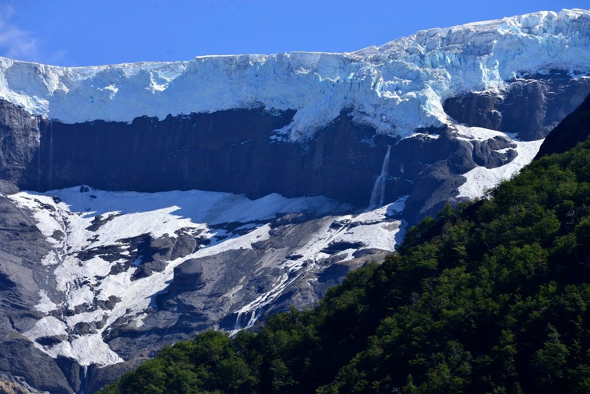 Cuando se pueden visitar, los glaciares son también atractivos turísticos que potencian las economías regionales