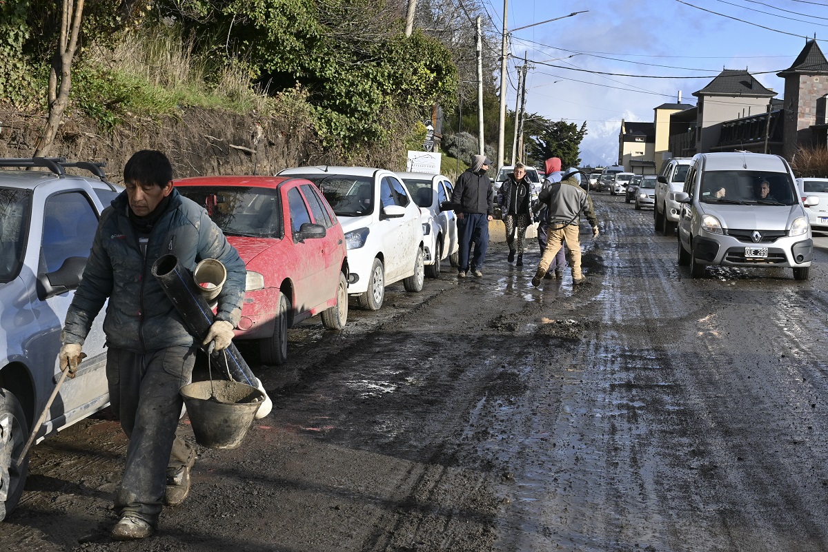 Peatones y automovilistas padecen circular por el primer kilómetro de la avenida Bustillo, aún en obra. Foto: archivo