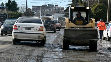 Los primeros metros dela avenida Bustillo, después del monolito, siguen en obra y se genera un caos vehicular. Foto: Chino Leiva