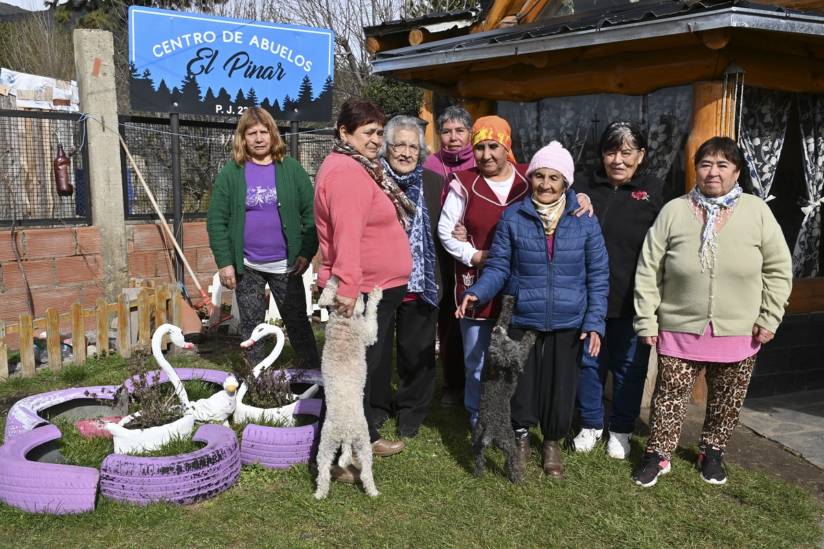 Las mujeres que asisten al Centro de Abuelos El Pinar, del barrio Malvinas, comparten su día a día para sobrellevar la situación. Foto: Chino Leiva