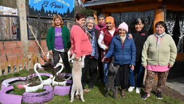 Las mujeres que asisten al Centro de Abuelos El Pinar, del barrio Malvinas, comparten su día a día para sobrellevar la situación. Foto: Chino Leiva