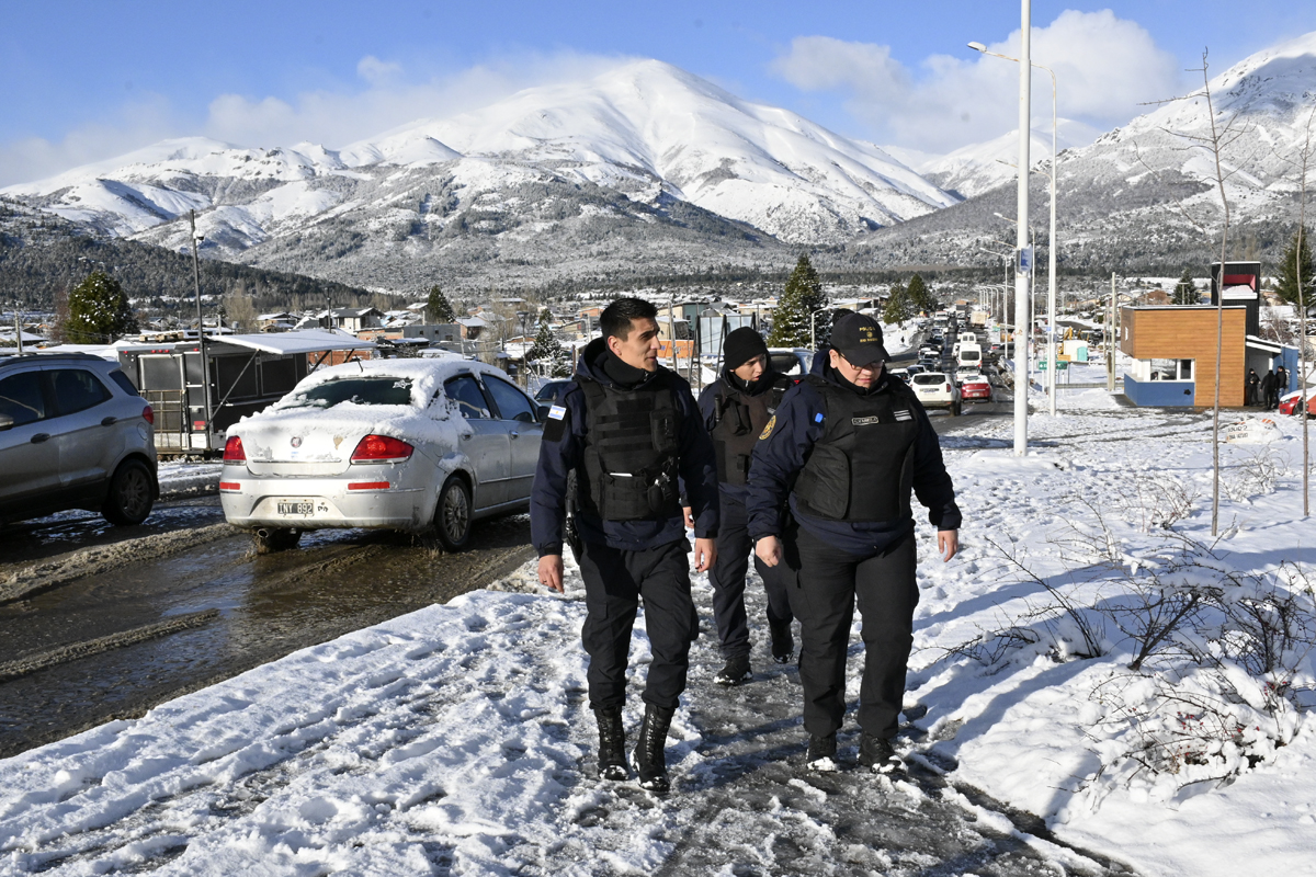 La Policía de Río Negro reforzó presencia en las calles y supermercados de Bariloche. Foto: Chino Leiva