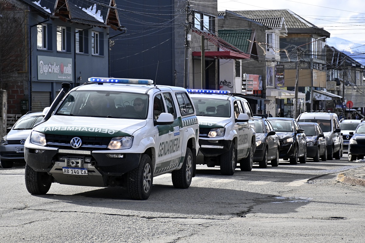 Gendarmería patrulla las calles de Bariloche, luego de los disturbios de la madrugada. Foto: Chino Leiva