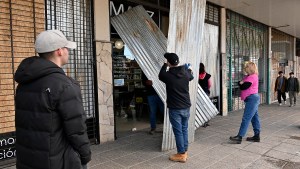 Por temor a desmanes, comercios de Bariloche bajan persianas y tapan vidrieras