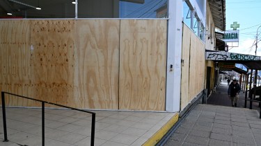Maderas, chapas, cartones, todo vale para tapar los comercios ante el temor a desmanes en Bariloche. Foto: archivo