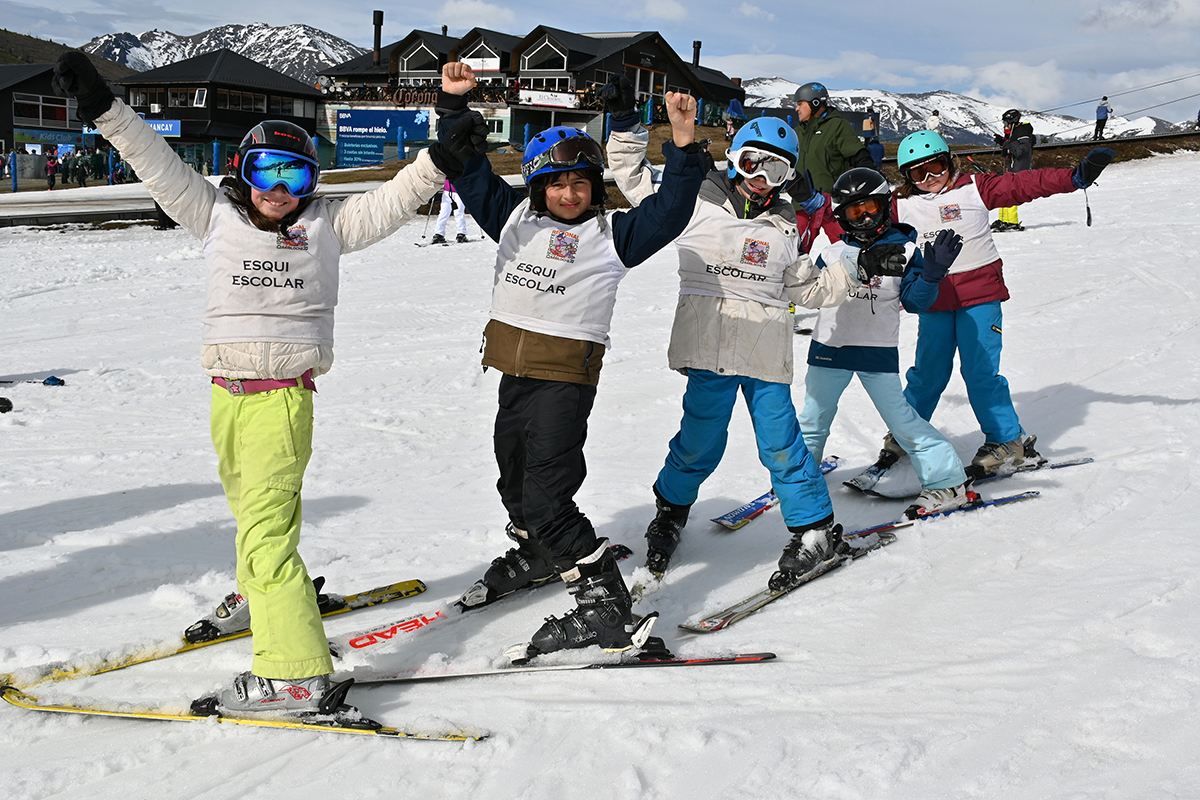 Chicos de las Escuelas 44  Antu Ruca, 48, 298 y 324 disfrutaron esta semana de la experiencia de esquiar en el cerro Catedral. (Foto Alfredo Leiva)