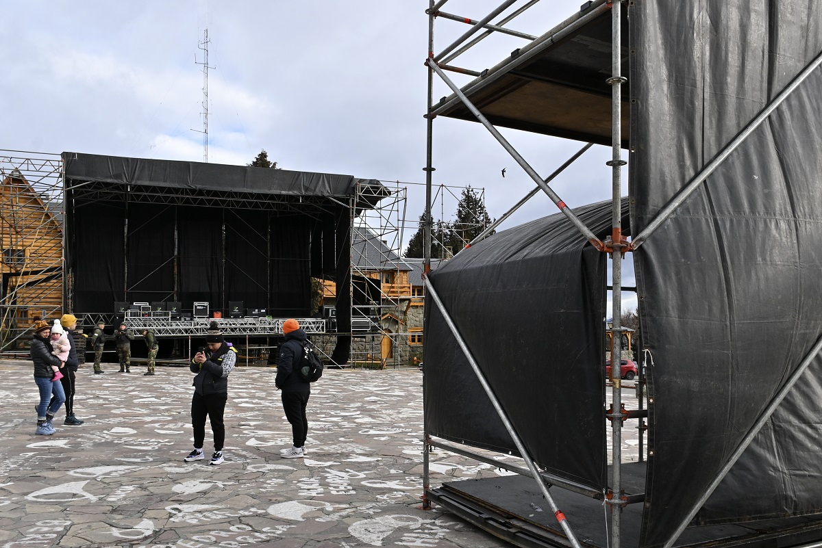 Bariloche se  prepara para los shows de la Fiesta de la Nieve. Foto: Chino Leiva