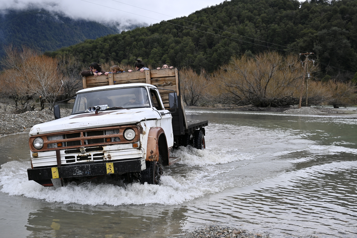 Rubén Monsalve se compró un camión para poder afrontar cada crecida del río. Foto: Chino Leiva