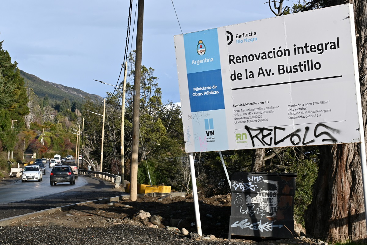 La obra de la avenida Bustillo comenzó en octubre de 2021. Solo se terminará hasta la curva del kilómetro 1,800 y con fondos provinciales. Archivo