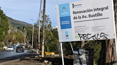 La obra de la avenida Bustillo comenzó en octubre de 2021. Solo se terminará hasta la curva del kilómetro 1,800 y con fondos provinciales. Archivo
