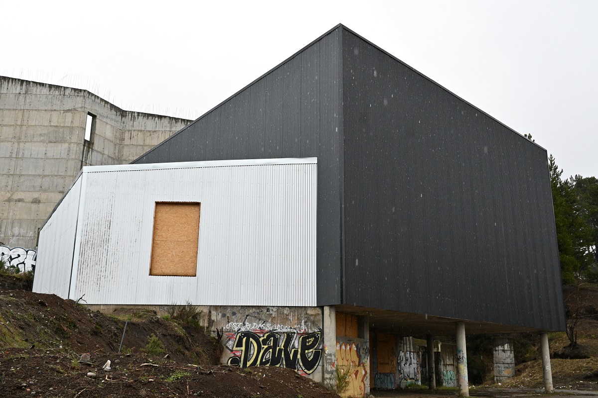 El teatro público de Bariloche lleva una construcción lenta y no tiene fechas estimadas de terminación. Foto: Chino Leiva