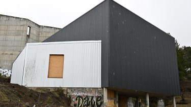El teatro público de Bariloche lleva una construcción lenta y no tiene fechas estimadas de terminación. Foto: Chino Leiva