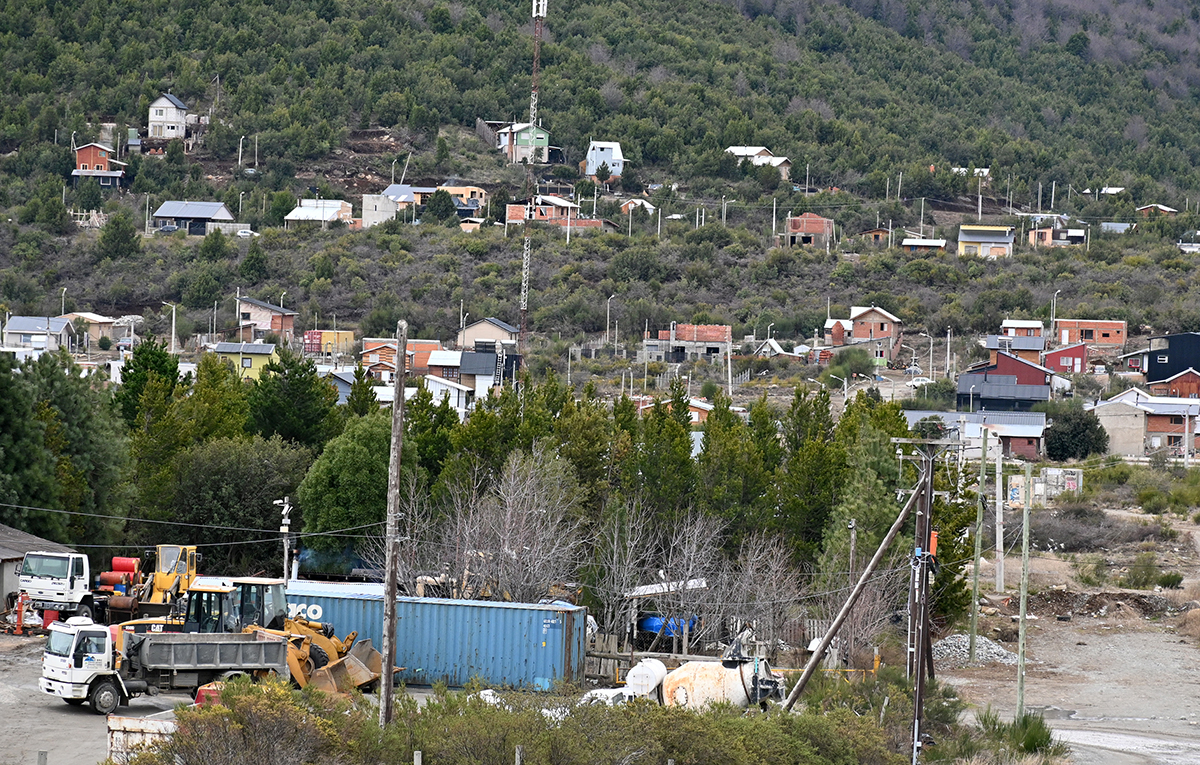 El barrio Valle Azul está ubicado en la zona sur de Bariloche y se está poblando a un ritmo sostenido, aunque varias familias esperan el gas para mudarse. (foto Alfredo Leiva)