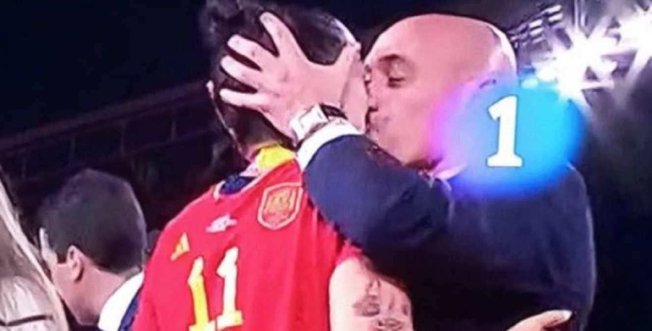 El presidente de la Federación de Futbol de España besó a una jugadora en los festejos por el Mundial Femenino, 