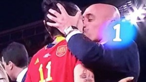 El presidente de la Federación de Fútbol de España «besó» a una jugadora y se desató la polémica