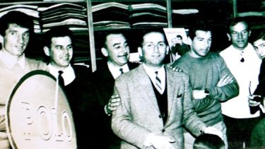 Los jugadores con los dueños del comercio y proveedores. (FOTO: Gentileza Neuquén del Ayer)